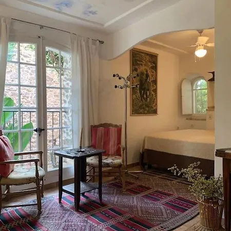 Au Charme Medieval * La Garde (Var)